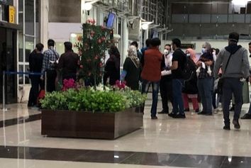 مسافران، از عدم کنترل بهداشتى در ورودى فرودگاه خبر مى دهند.