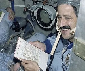فضانوردی که خاک دمشق را به فضا برد درگذشت
