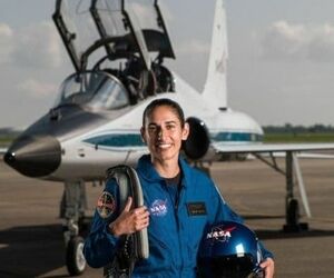 با یاسمن مقبلی آشنا شوید.