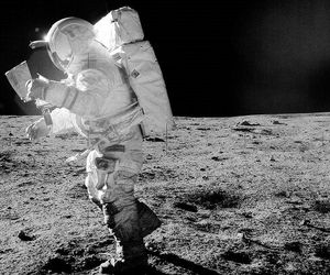 استفاده از پرتوهای الکترونی برای تمیز کردن لباسهای فضایی