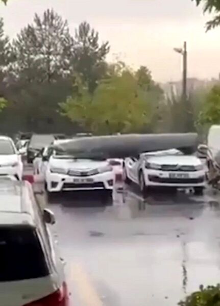 سقوط مخزن سوخت جنگنده F-4 روی چند خودرو در پایتخت ترکیه