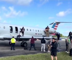 تخلیه اضطراری از روی بال
به دلیل انتشار دود در کابین