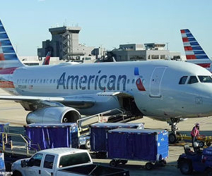 مسافران امریکن ایرلاینز با چسب فرد آشوبگر را در هواپیما مهار کردند! +تصاویر