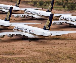 تصویری از سوپر جامبوهای خطوط هوایی مالزی که به دلیل کاهش پروازها ناشی از محدودیت‌های سفرهای هوایی به دور از آسمان در یک منطقه پارک شده‌اند