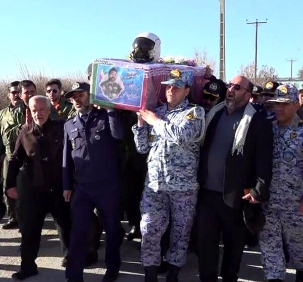 تشییع پیکر
 شهید سرتیپ خلبان فیروزمند در پایگاه نوژه همدان