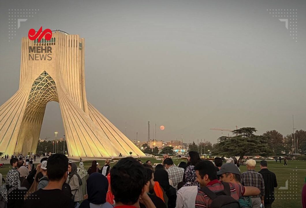 رخ‌نمایی ماه کامل در آسمان تهران