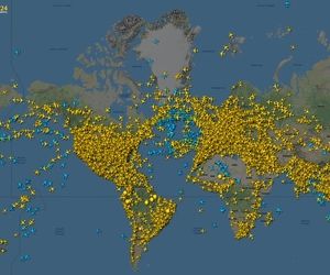 چرا بعضی از هواپیماها در نرم افزار flightradar24 آبی رنگ هستند؟