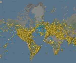 چرا بعضی از هواپیماها در نرم افزار flightradar24 آبی رنگ هستند؟