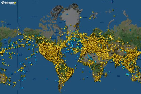 چرا بعضی از هواپیماها در نرم افزار flightradar24 آبی رنگ هستند؟