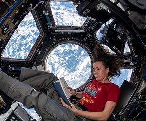 کتاب خوانی در فضا 