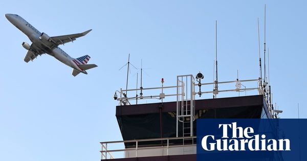 بحران کمبود نیروی کنترل ترافیک هوایی در فرودگاه هالیوود بوربنک لس‌آنجلس به‌دلیل تعطیلی دولت آمریکا