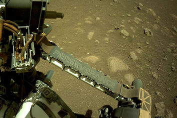 مریخ‌نورد "استقامت" بازوهای رباتیکش را به حرکت درآورد