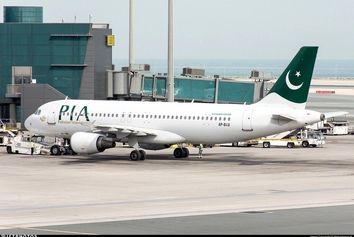 حادثه فرود هواپیمای پاکستان بر باند اشتباه در لاهور