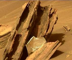 مشاهده شیء نقره‌ای براق بر روی سطح مریخ خبرساز شد 