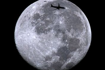 عبور تماشایی ایرباس اسپیریت ایرلاینز از مقابل ماه بر فراز ساحل فضایی