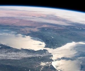 تصویری ثبت شده توسط ایستگاه فضایی بین‌المللی در ارتفاع ۲۶۵ مایلی سطح زمین، بر فراز اقیانوس اطلس