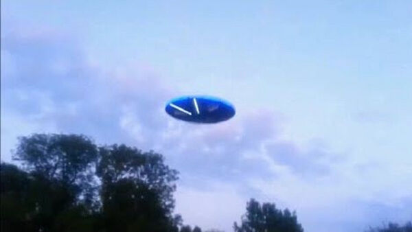 عبور سریع UFO نقره ای رنگ از نزدیک هواپیما