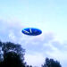 عبور سریع UFO نقره ای رنگ از نزدیک هواپیما