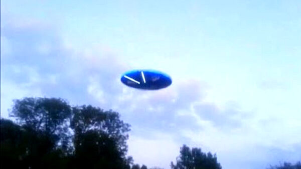 عبور سریع UFO نقره ای رنگ از نزدیک هواپیما