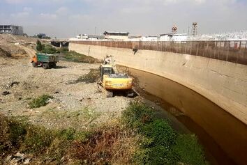 لایروبی مسیل رودخانه کن برای پیشگیری از آب‌گرفتگی سطوح پروازی مهرآباد +فیلم
