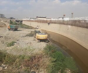 لایروبی مسیل رودخانه کن برای پیشگیری از آب‌گرفتگی سطوح پروازی مهرآباد +فیلم
