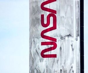 تصاویری از موشک فالکون SpaceX بعد از بازگشت به سطح زمین پس از پرتاب فضاپیمای دراگون