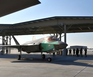 بازسازی بی‌نظیر اف-۳۵ با استفاده از دو هواپیمای آسیب دیده!