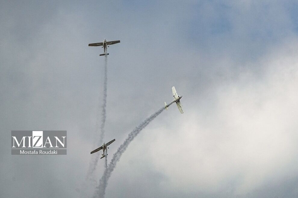 مانور ویژه هواپیماهای فوق سبک بر فراز برج میلاد +تصاویر