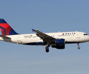 حادثه مرگبار واشنگتن در حال تکرار بود 
عبور خطرناک جنگنده از کنار هواپیما