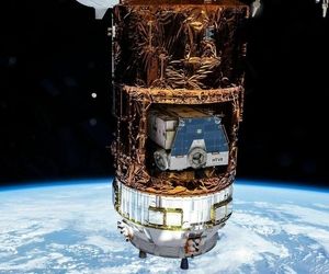 تصویری از فضاپیمای ژاپنی HTV-9 هنگام اتصال به ایستگاه بین‌المللی فضایی با نمایی از سیاره مادری