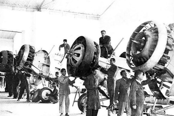 درخواست زن ایرانی از خلبان آمریکایی برای سفر به دور دنیا