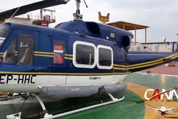 تلاش کارکنان صنعت نفت برای مهار کردن هلیکوپتر در طوفان شدید 