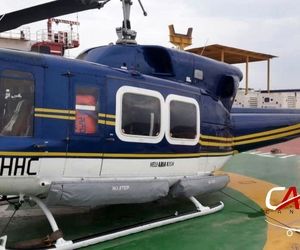 تلاش کارکنان صنعت نفت برای مهار کردن هلیکوپتر در طوفان شدید 