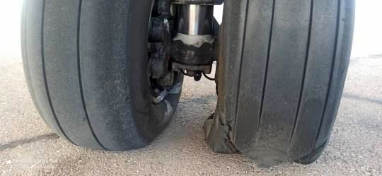 وضعیت لاستیک هواپیمای فوکر ۱۰۰ آسمان در فرودگاه آبادان 