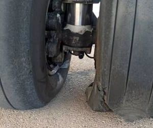 وضعیت لاستیک هواپیمای فوکر ۱۰۰ آسمان در فرودگاه آبادان 