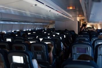 روش جالب یک مرد بریتانیایی برای خودداری از ماسک زدن در هواپیما