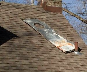 سقوط تکه‌ای از هواپیما به روی سقف خانه