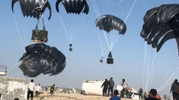 بر اثر سقوط اشتباه بسته‌های کمکی از هواپیما در غزه ۱۸ نفر جان باخته‌اند