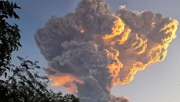 فوران یک آتشفشان در شرق اندونزی و تعلیق پروازهای محلی