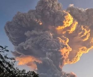 فوران یک آتشفشان در شرق اندونزی و تعلیق پروازهای محلی