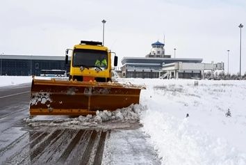 مانور عملیات زمستانی در فرودگاه اردبیل برگزار شد 
