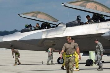 دبکا فایل: ترامپ با فروش جنگنده «اف-22» به تل آویو موافقت کرده است