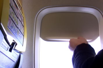 چرا کاور پنجره های هواپیما قبل از تیک آف باید باز باشد؟