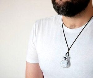 این گردنبند ساخت ناسا هنگامی که قصد لمس صورت‌تان را دارید به شما هشدار می‌دهد!