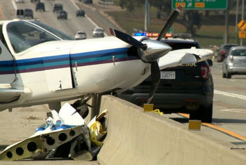 فرود سخت هواپیمای چینی در یک بزرگراه + فیلم