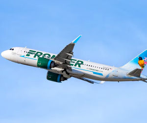 مسافر عصبانی در هواپیمای فرانت‌ایر پس از شکستن پنجره توسط مسافران دیگر مهار شد +فیلم
