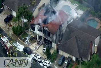 سقوط یک هواپیمای سبک بر روی منازل مسکونی در کالیفرنیا