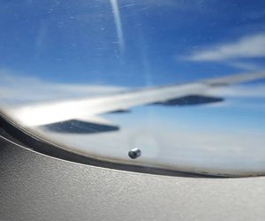 چرا روی پنجره هواپیماها سوراخ ریز وجود دارد؟