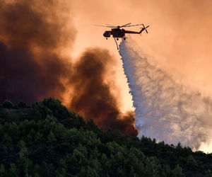 عملیات اطفای حریق با بالگرد در مناطق جنگلی شیلی شدت گرفت +فیلم