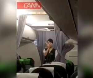 احترام مهماندار به مسافران پرواز داخلی شرکت هواپیمایی اسپیرینگ، از شانگهای به گوانجو